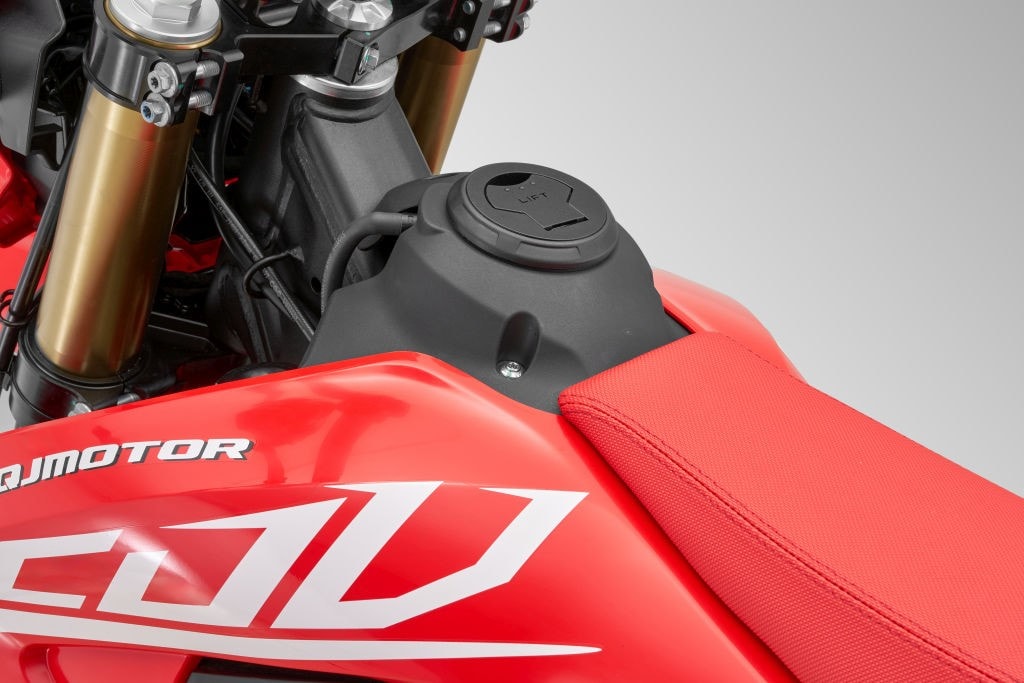 QJ Motor COV 125: arriva la motard da 15 CV a 3.190 euro